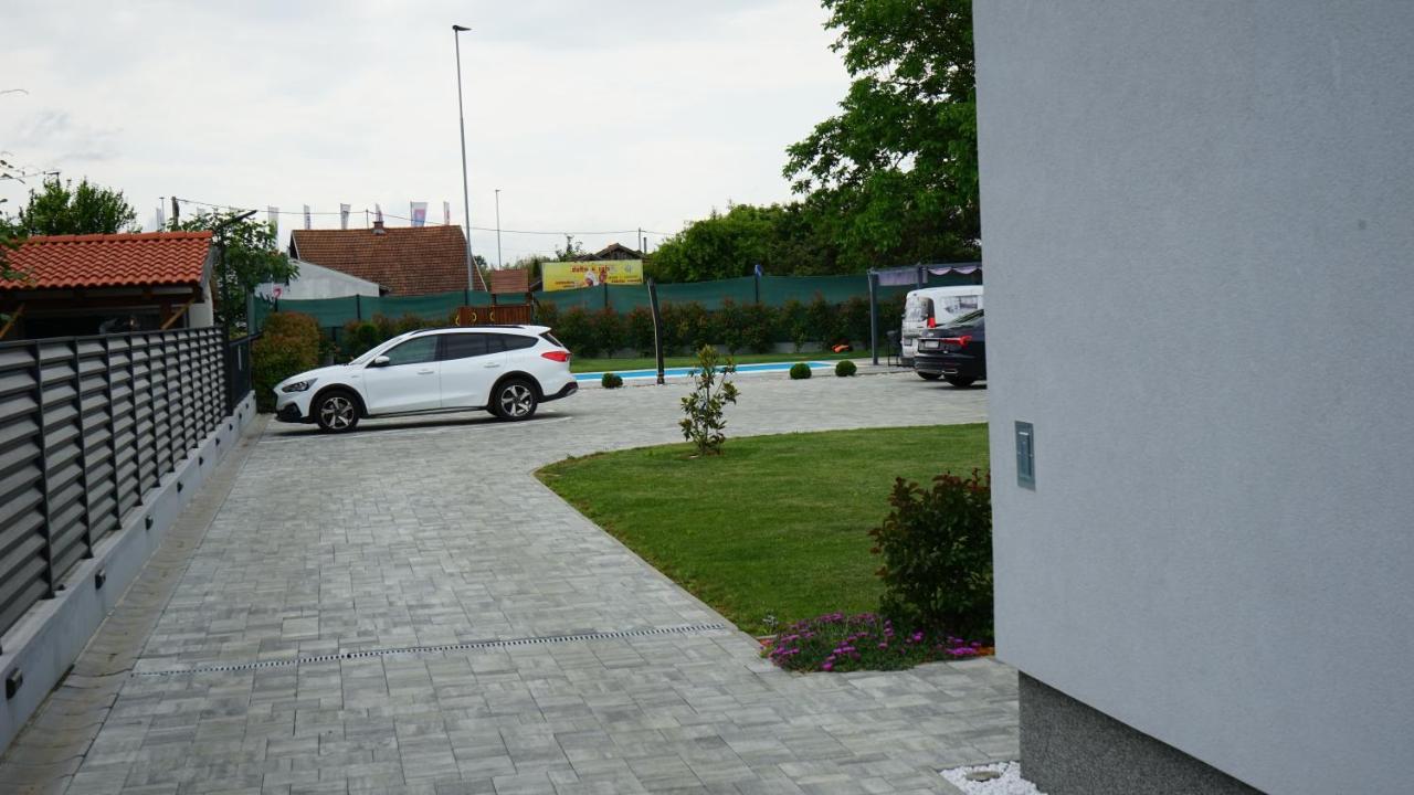 Rooms Slavonski Brod Exteriör bild